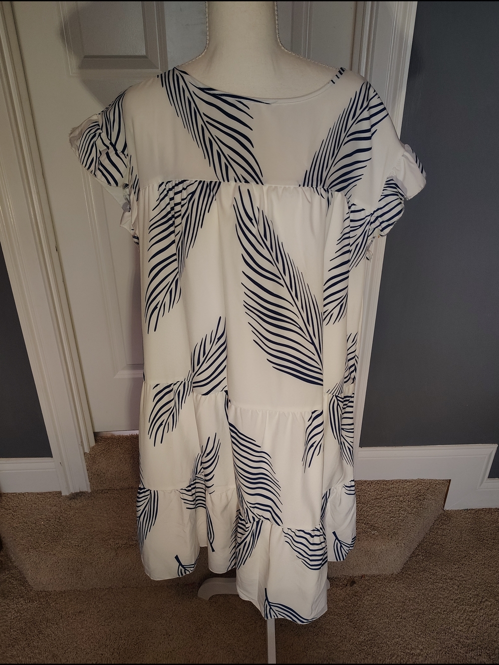 Beautiful ELINGS Palm Leaf Tiered Midi Dress in Women's Size XL.